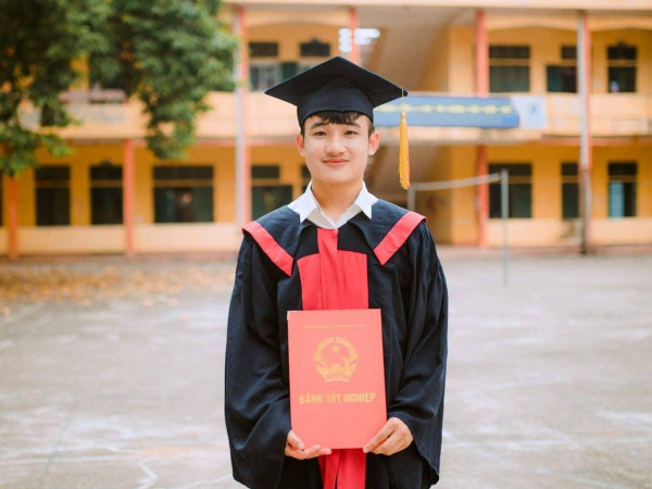 Cậu bạn Hoàng Văn San với 9.75 điểm môn Ngữ Văn trong kỳ thi Đại học năm nay.