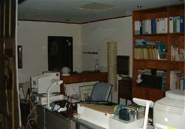 Phòng sách nơi Mikio Miyazawa làm việc.