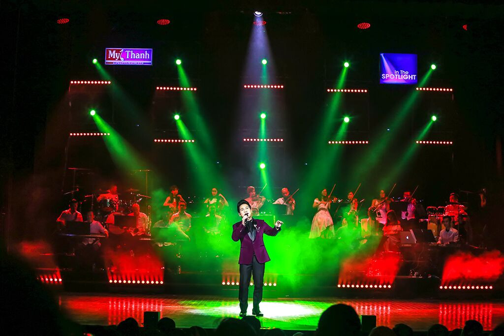 Nam ca sĩ Trọng Tấn trình diễn ca khúc gắn liền với tên tuổi của bản thân.