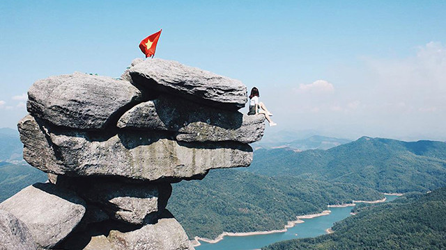 Mỏm đá có hình dáng, vị trí đặc biệt và thu hút rất nhiều bạn trẻ đến
