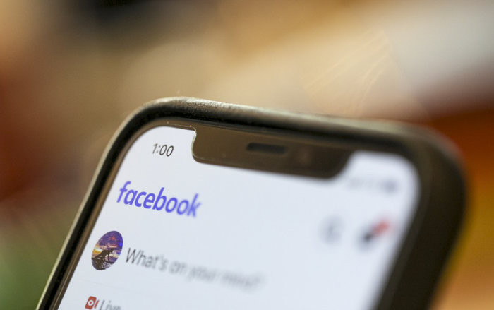 Theo Facebook, tính năng này sẽ cung cấp thông tin đáng tin cậy, giảm thiểu việc lan truyền nhiều nguồn tin chưa kiểm chứng về tình hình lây lan của virus corona. (Ảnh: Associated Press)