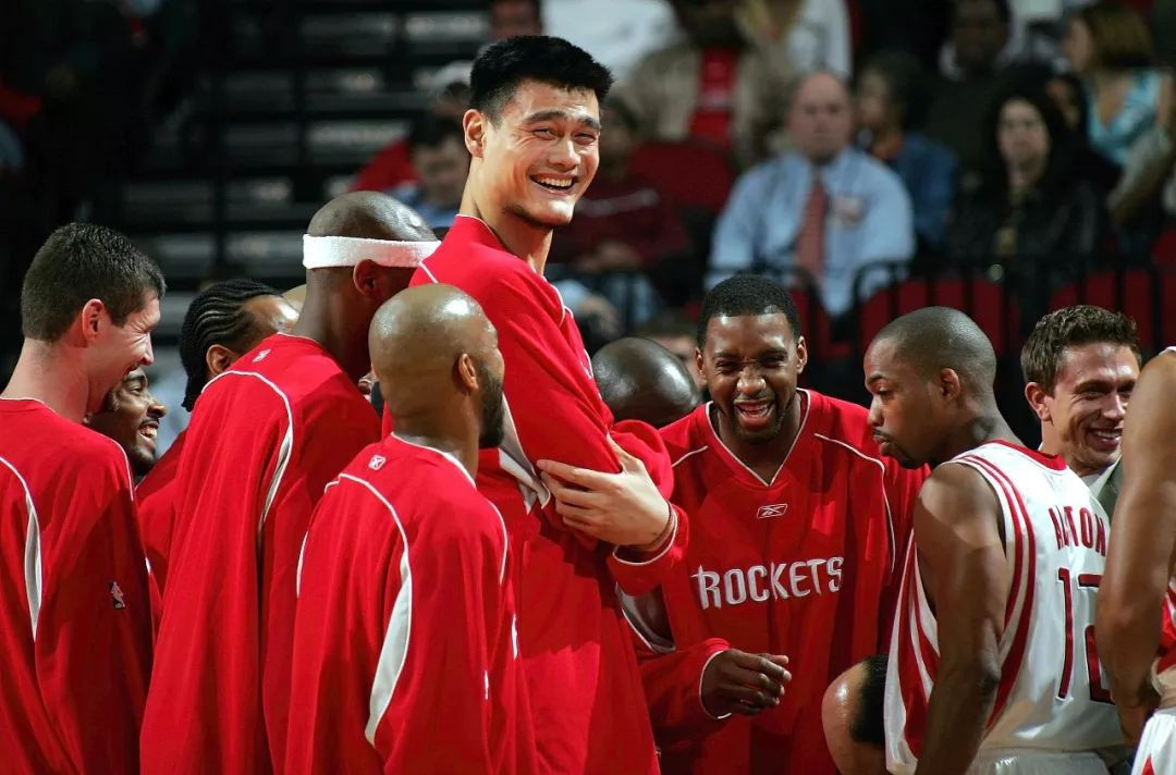 Khuôn mặt cười mà như mếu của Yao Ming.