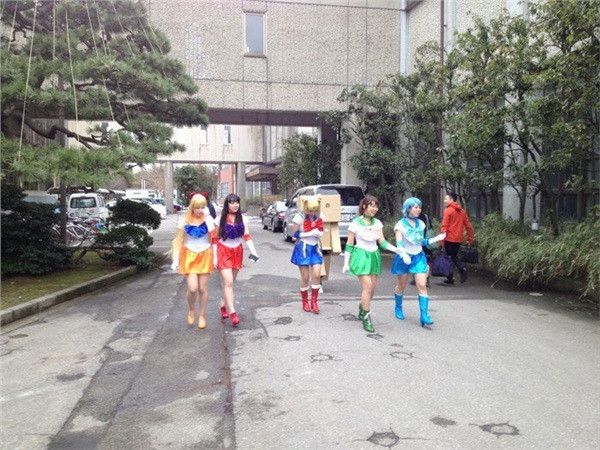 Tới dàn thủy thủ trong truyện tranh Sailor Moon.