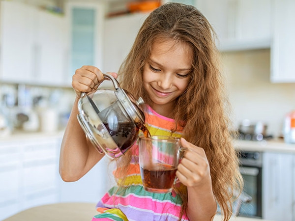 Tự pha trà uống mỗi ngày không chỉ là việc của người già đâu nhé.