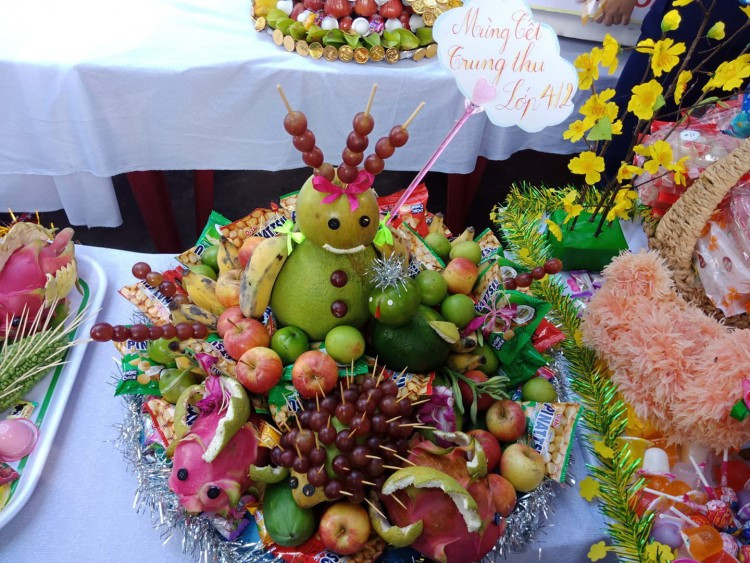 Hình ảnh mâm cỗ trang trí Trung thu của các cô giáo thực tập được đem đi dự thi sau đó.