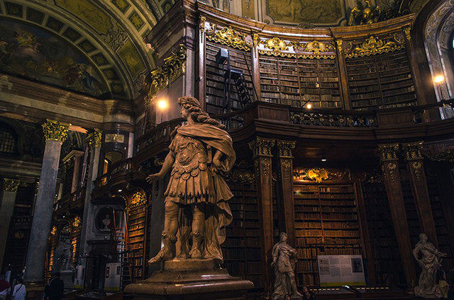 Bên trong Thư viện Quốc gia Áo