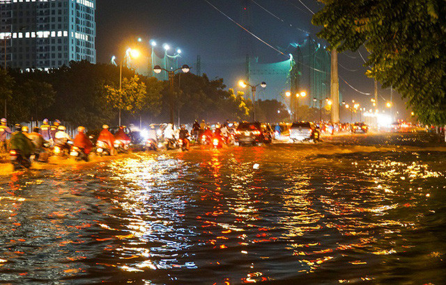 Con phố Châu Văn Liêm (phường Mễ Trì, Nam Từ Liêm) ngập lênh láng.