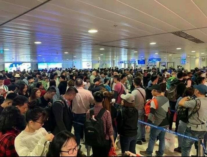 Kéo hành lí bước vào sảnh sân bay, chỉ thấy toàn người là người.