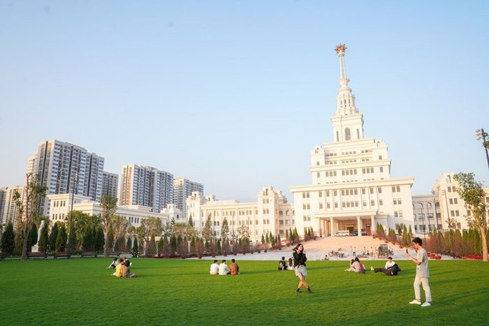 Nhà trường cũng thiết kế nhiều mảng xanh trong khuôn viên, gợi lên hình ảnh của các ngôi trường đại học hàng đầu thế giới.