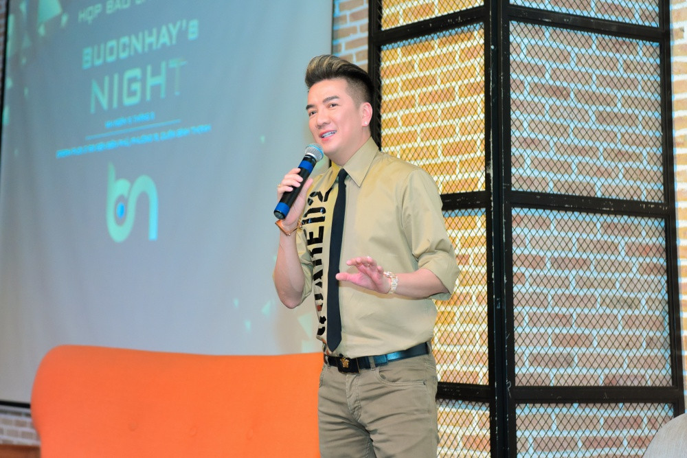 Không chỉ hát miễn phí trong show diễn, Đàm Vĩnh Hưng còn bày tỏ sự hạnh phúc và hãnh diện khi thấy nhóm ngày càng thành công.