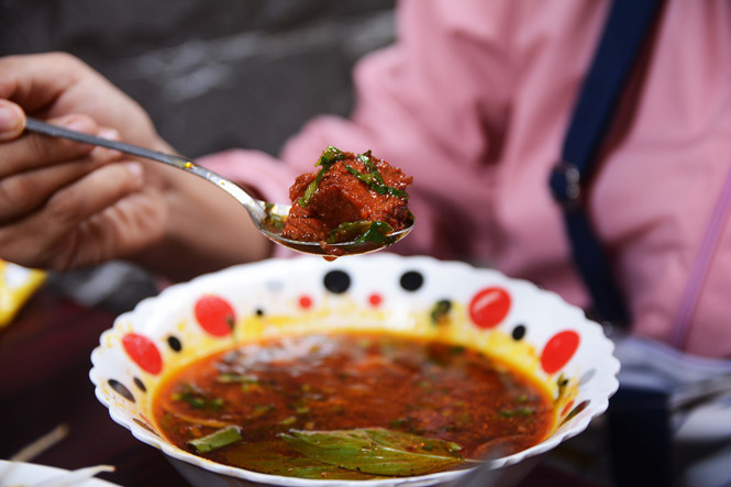 Thịt bò được thái hình vuông, hầm kĩ, thấm gia vị. ẢNH: HOÀI NHÂN.