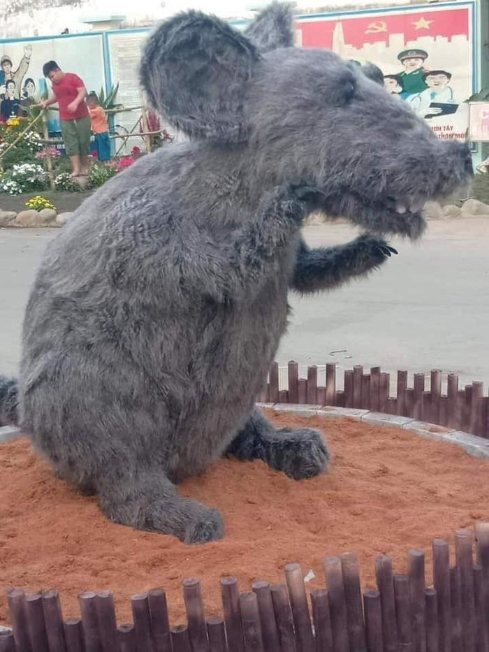 Bức tượng chú chuột ở Củ Chi được dân mạng lan truyền khiến ai nấy nhìn vào đều sợ hãi.