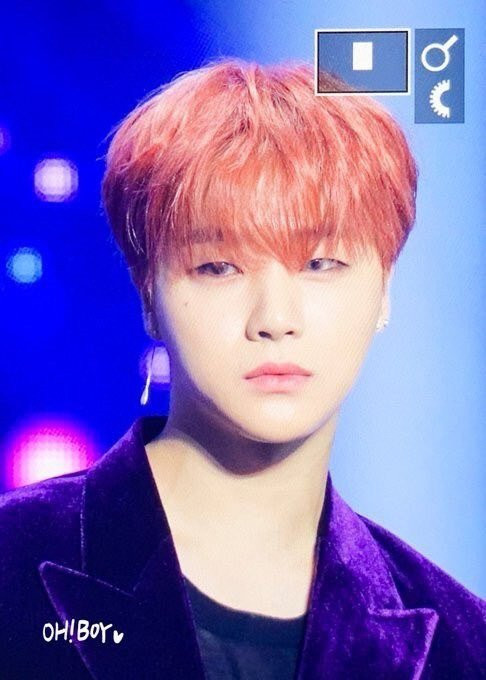 Kim Jinhwan (iKON). Nốt ruồi của Jinhwan rất độc đáo khi nó có hình trái tim.