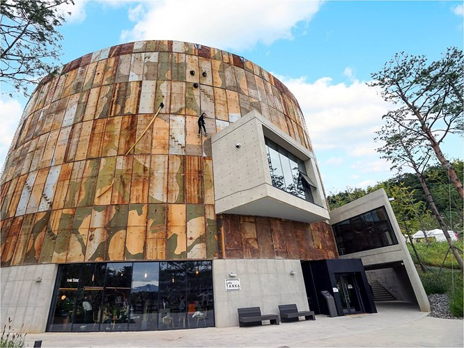 Điểm tham quan du lịch "Oil Tank Culture Park" tại quận Mapo ở Seoul. Chiếc thùng phuy lưu trữ dầu được tái sinh thành sân khấu, khu vực triển lãm, trung tâm trao đổi thông tin, quán cà phê. Tất cả đều ở bên trong công trình này.