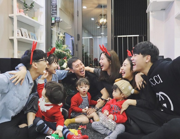 Chính sự tự nhiên và đáng yêu này của bộ ba gia đình khiến cư dân mạng phát cuồng.