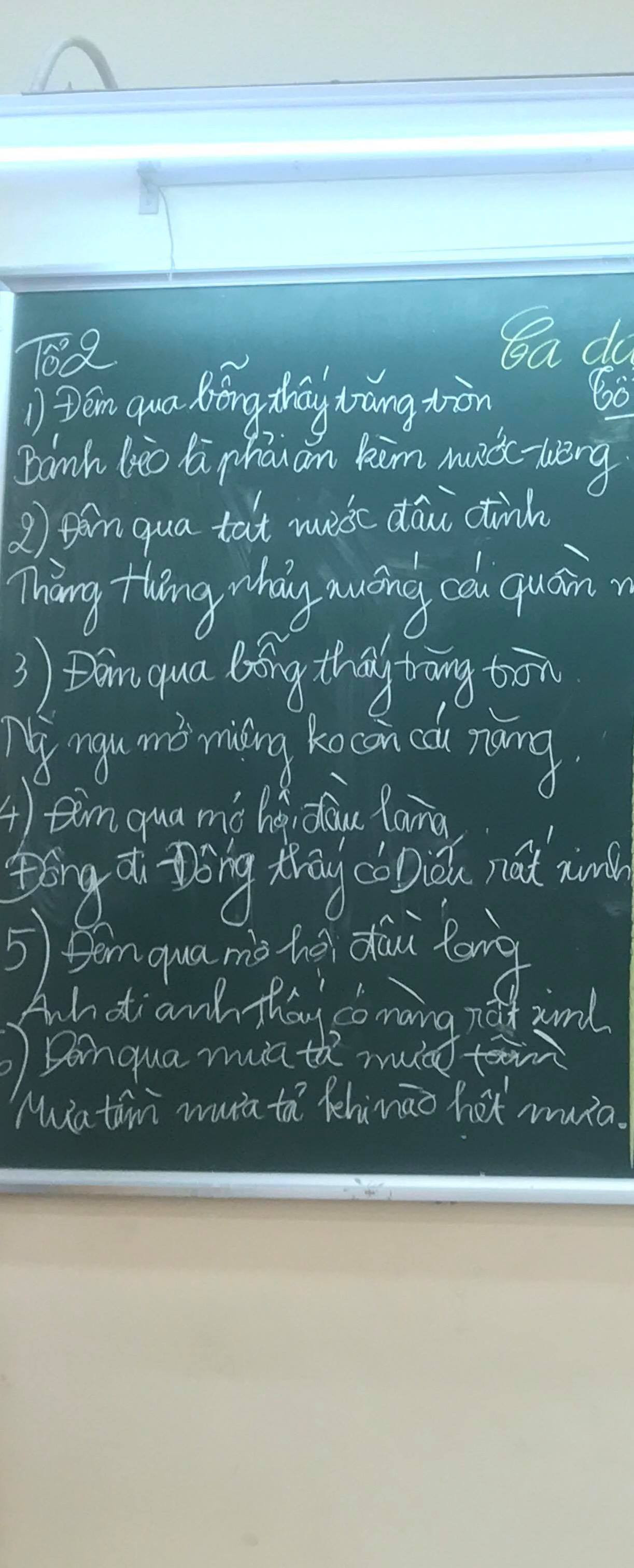 "Đêm qua bỗng thấy trăng tròn/ Người ngu mở miệng không còn cái răng". Câu thơ nghe đầy khí chất!