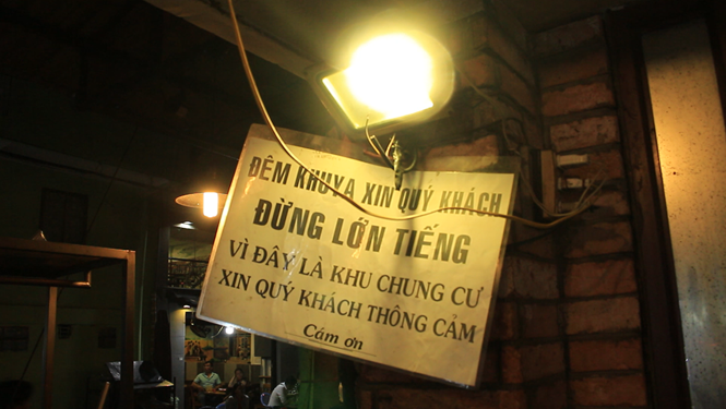 Chủ quán khéo léo nhắc thực khách giữ trật tự khi ăn uống bằng tấm biển "dễ thương". ẢNH: LƯU TRÂN.