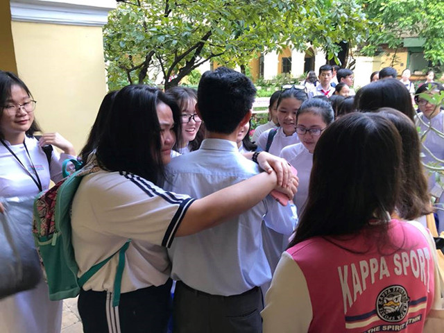 Nhiều học trò khóc và ôm thầy hiệu trưởng trước khi thầy bước đi. Nhiều học trò khóc và ôm thầy hiệu trưởng trước khi thầy bước đi.