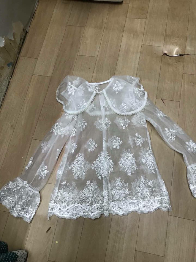 Chiếc áo xuyên thấu mà vị khách nhận được ngay sau đó.