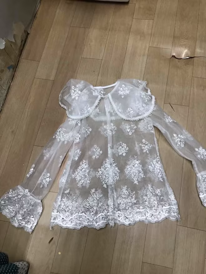 Chiếc áo xuyên thấu mà vị khách nhận được ngay sau đó.
