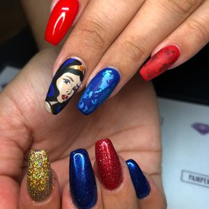 Và nàng Bạch Tuyết với mái tóc đen huyền thoại.