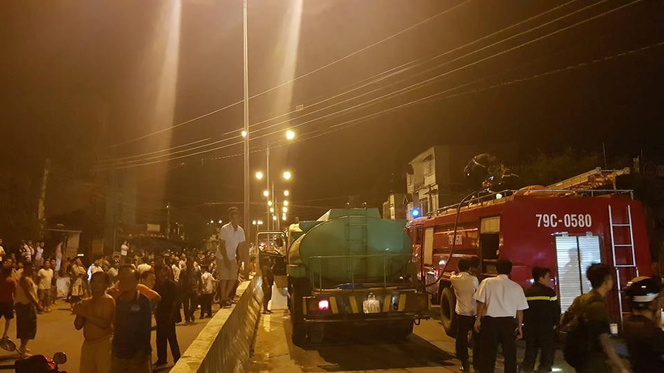 Lực lượng chức năng đã điều động nhiều xe cứu hỏa đến hiện trường để xử lý vụ cháy. ẢNH: NGUYỄN CHUNG.