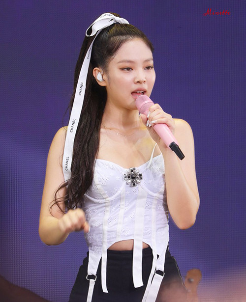 Hết thắt nơ nhỏ xinh, Jennie lại thắt nơ dài như thế này. Sợi ruy băng trắng tiệp màu với trang phục, giúp Jennie được khen là sành điệu hết nấc dù chỉ là đang sử dụng đồ tái chế.