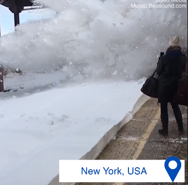 Ở Mỹ, mọi người bất chấp nguy hiểm, đứng sát đường ray phủ băng kín để có chỗ lên tàu trước tiên.