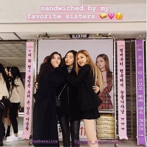 Ashley đến cổ vũ Rosé trong concert của Black Pink