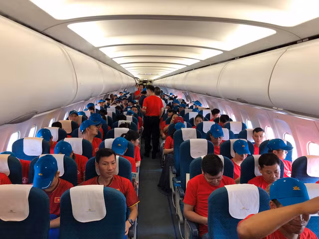 Nhiều công ty lữ hành thuê nguyên chuyến, chở CĐV sang Indonesia cổ vũ bóng đá.