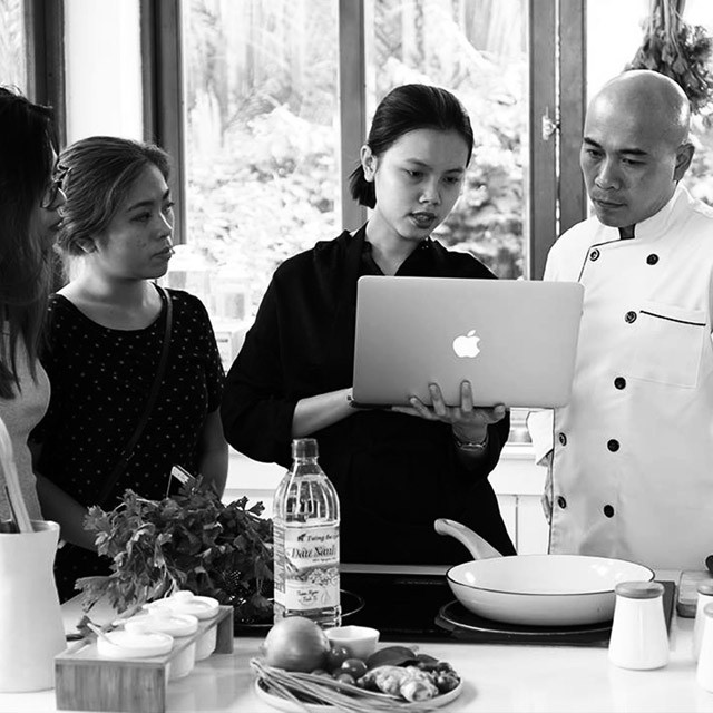 Thùy Dương (thứ hai từ phải sang) và các đồng nghiệp.