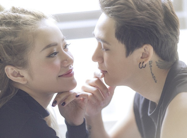 Trước đó, MiA từng vướng nghi vấn tình cảm với Tronie. Tuy nhiên, cả hai đã nhanh chóng phủ nhận và khẳng định chỉ là bạn.