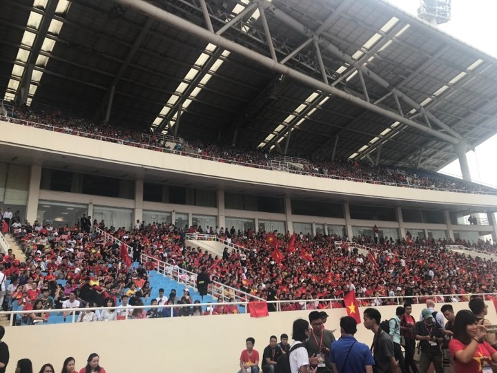 Sân Mỹ Đình chật kín khán giả chờ xem lễ vinh danh. (Nguồn ảnh: Internet)