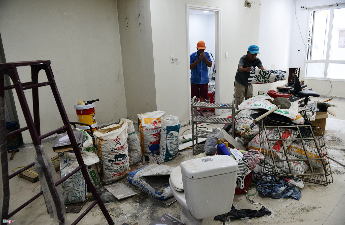 Một số gia đình cẩn thận bọc kín đồ đạc, vật dụng sinh hoạt để sơn sửa lại nhà.