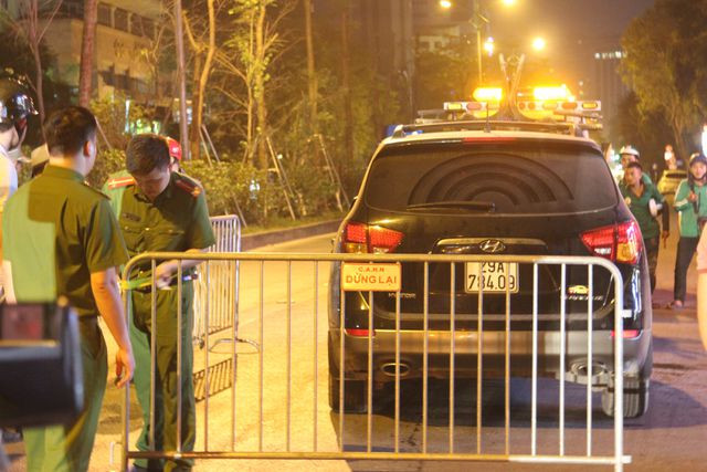 Các lực lượng chức năng có mặt để bảo vệ hiện trường, tổ chức phân luồng giao thông, xử lý vụ tai nạn.