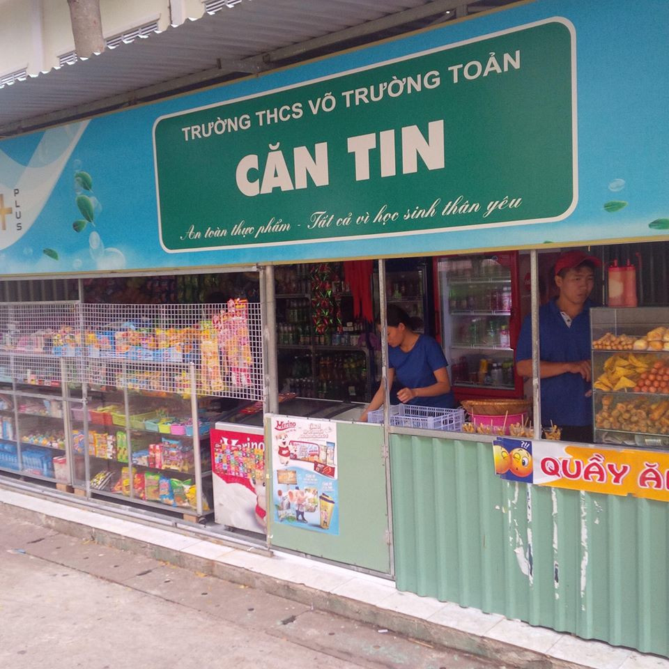 "Tự hỏi sao mình không biết căng tin này sớm để xin bố mẹ cho đi học ở đây, chứ căng tin trường đang học quầy thì nhỏ, đồ lại ít, ra chơi mua cái bánh mà chen nhau kịch liệt luôn" - FB T.C bình luận.