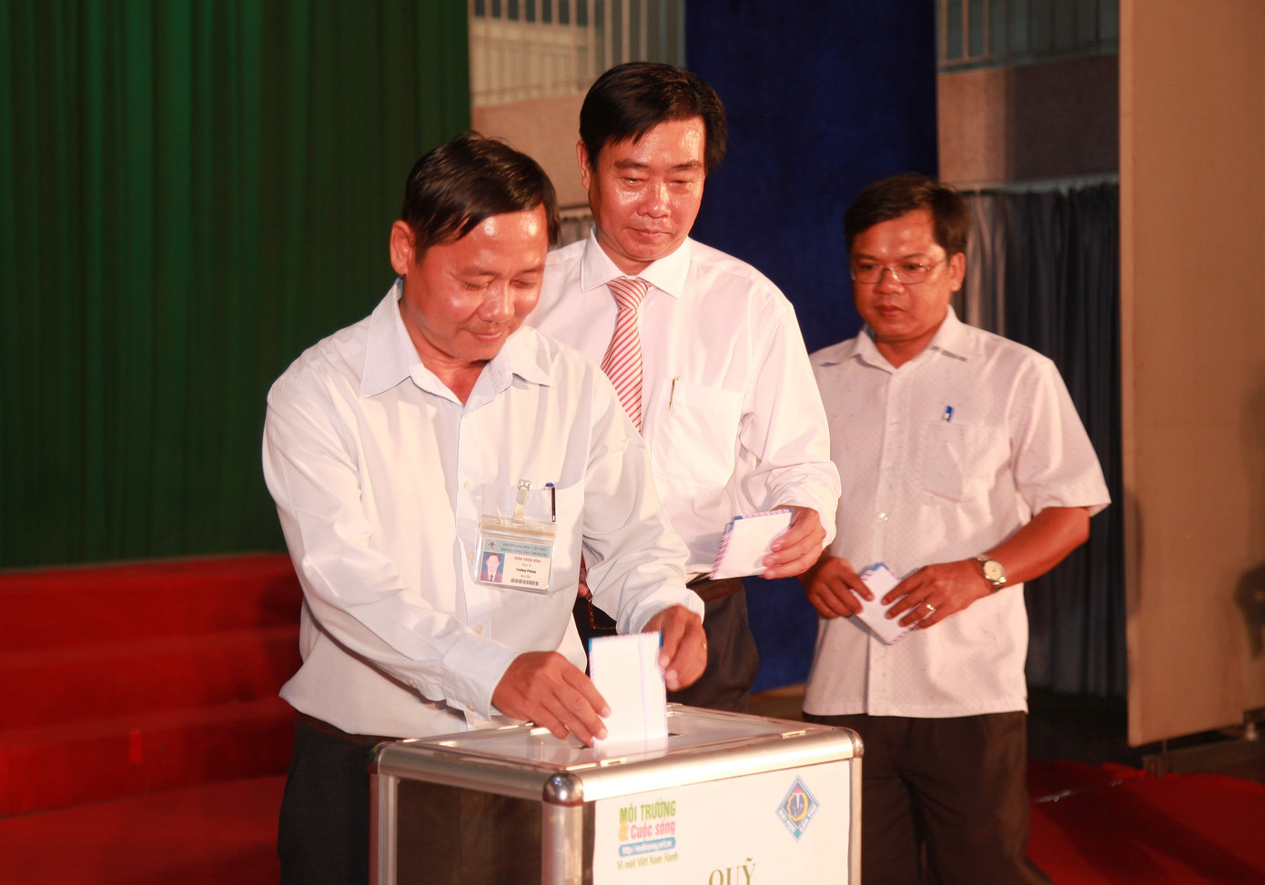 Đại biểu tham gia chương trình cùng xây dựng quỹ “Chung tay ứng phó với biến đổi khí hậu”.