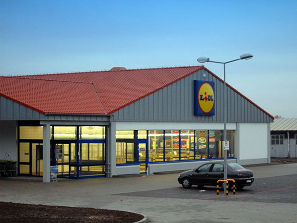 Bãi đậu xe của siêu thị Lidl ngày một vắng.