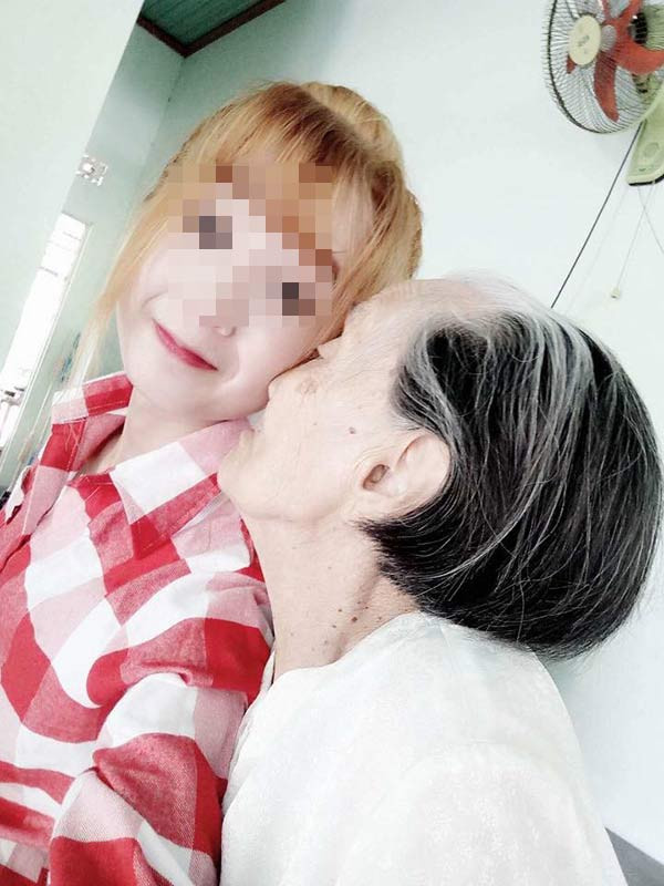 H. và bà ngoại khá thân thiết.