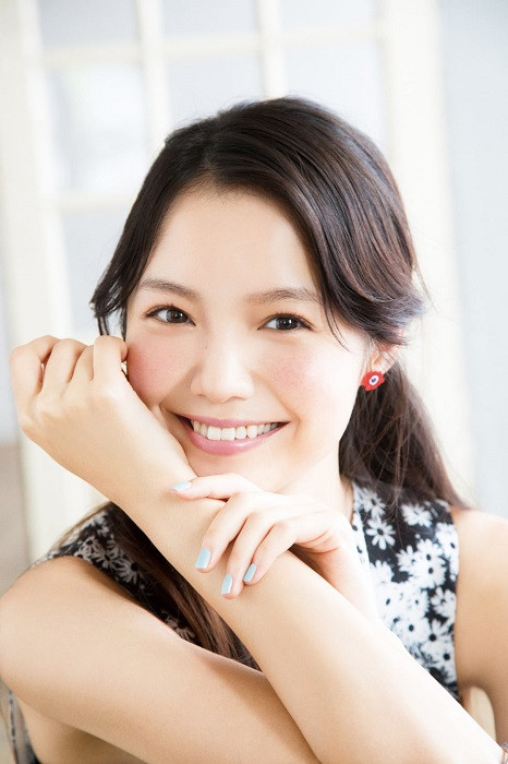 Nụ cười tươi tắn của Aoi Miyazaki không thay đổi theo năm tháng.