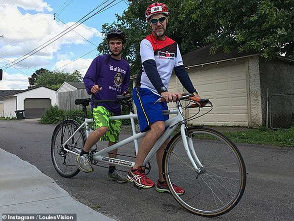 Louie và người hướng dẫn tập đạp xe để chuẩn bị cho cuộc thi.