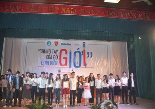 Bà Bùi Phương Trà – Đại diện UNDP trao giải nhất cho trường ĐH Sư phạm Huế.
