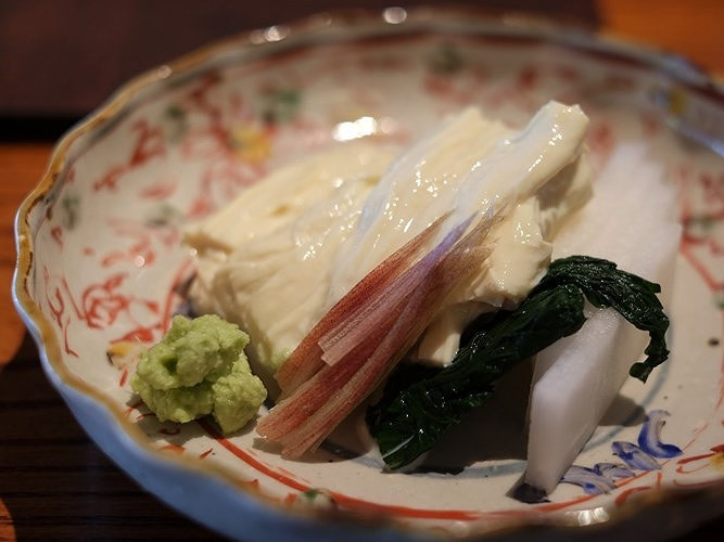 Yuba - váng đậu là món ăn truyền thống đến từ vùng Nikko, phía bắc Tokyo. Khi ăn, Yuba được cắt lát và được sử dụng trong các món ăn khác nhau như udon và sashimi.