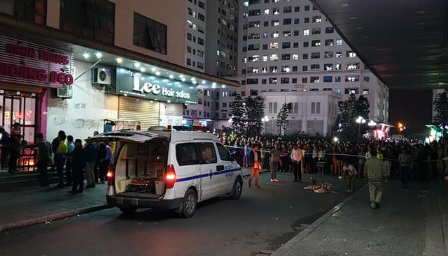 Người dân tập trung quanh hiện trường vụ việc.