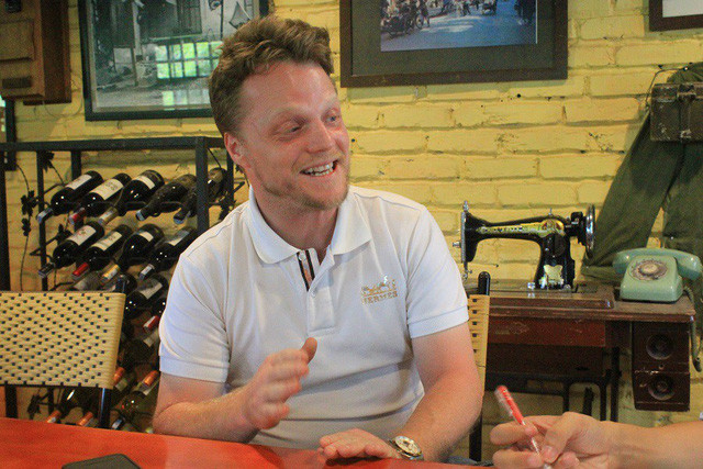 Hình ảnh chàng Tây dọn rác Hà Nội ngoài đời thường.