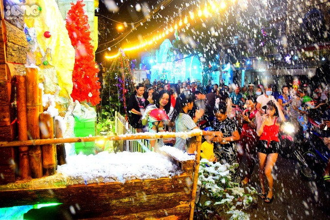 Vốn nổi tiếng với việc biến nhà ở thành hàng chục hang đá khổng lồ, mùa Giáng sinh năm nay "Phố hang đá" trên đường Phạm Thế Hiển, quận 8 tiếp tục là điểm đến đến pose hình hút khách. Vốn nổi tiếng với việc biến nhà ở thành hàng chục hang đá khổng lồ, mùa Giáng sinh năm nay "Phố hang đá" trên đường Phạm Thế Hiển, quận 8 tiếp tục là điểm đến đến pose hình hút khách.