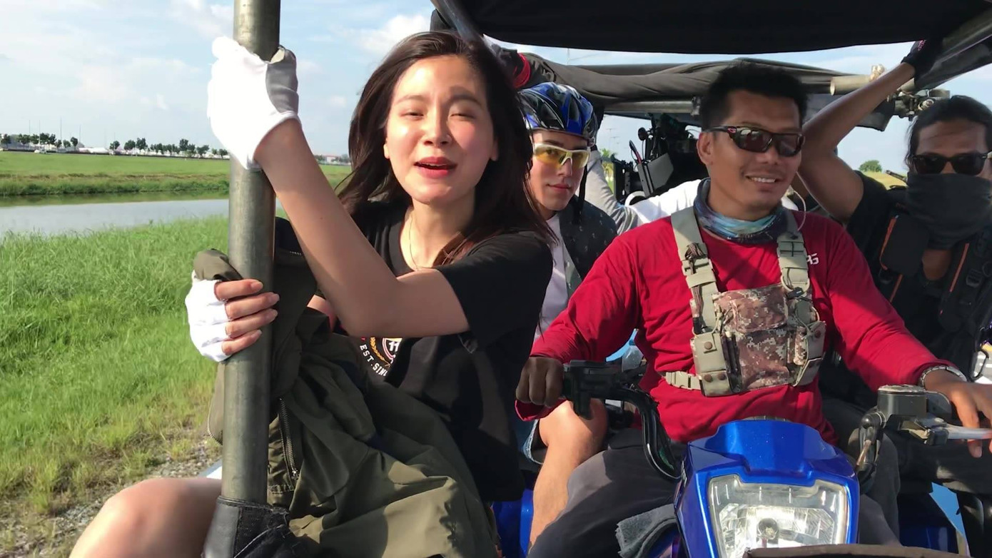 Có ai nhận ra nàng Baifern xinh đẹp trong bức hình này không? "Anh Chín" (Nine) thì vẫn cool ngầu như thường lệ. Có ai nhận ra nàng Baifern xinh đẹp trong bức hình này không? "Anh Chín" (Nine) thì vẫn cool ngầu như thường lệ.