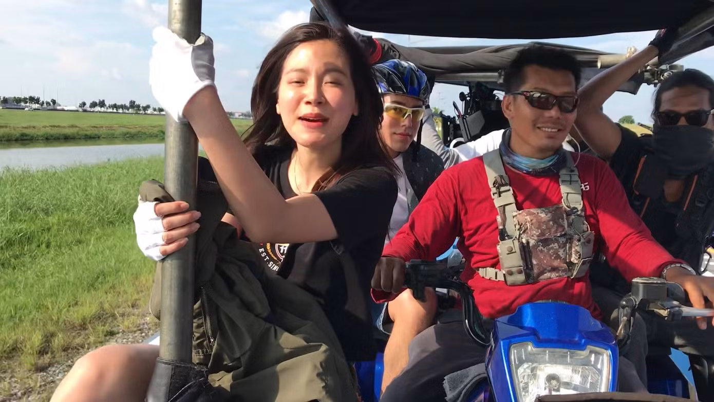 Có ai nhận ra nàng Baifern xinh đẹp trong bức hình này không? "Anh Chín" (Nine) thì vẫn cool ngầu như thường lệ.