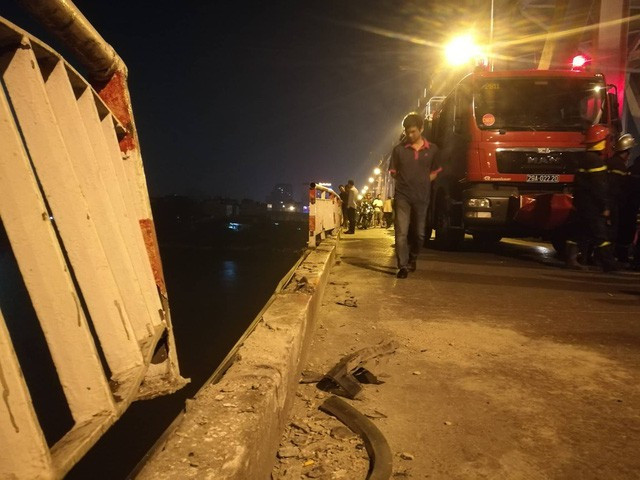 Vị trí chiếc xe lao xuống sông.