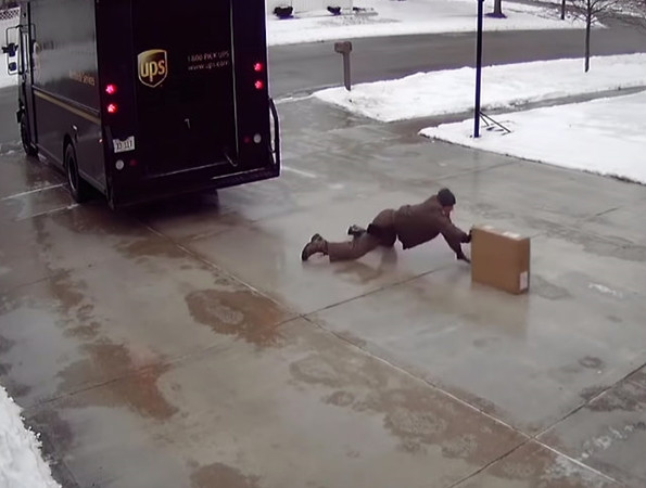Người giao hàng chấp nhận bị ngã để tìm cách đẩy hộp hàng đến cho khách.